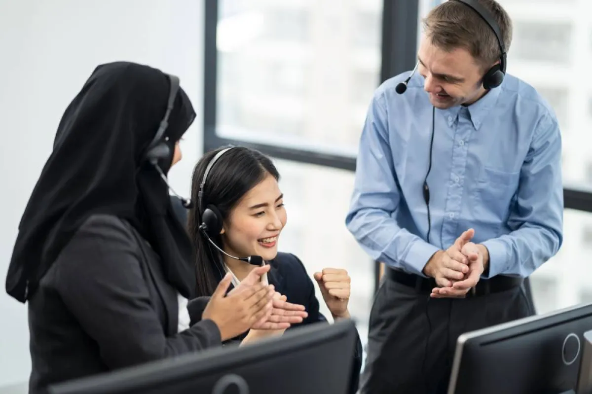 إذا قام زميل بعمل ناجح، يفيد تقديم التعزيز الإيجابي له