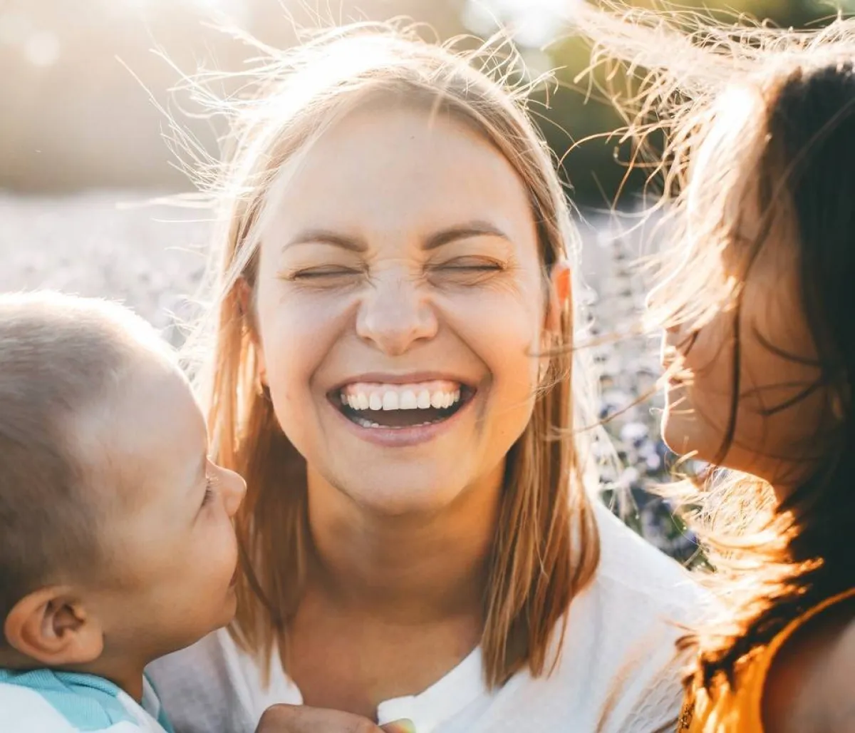 صورة لأم تلعب مع أطفالها