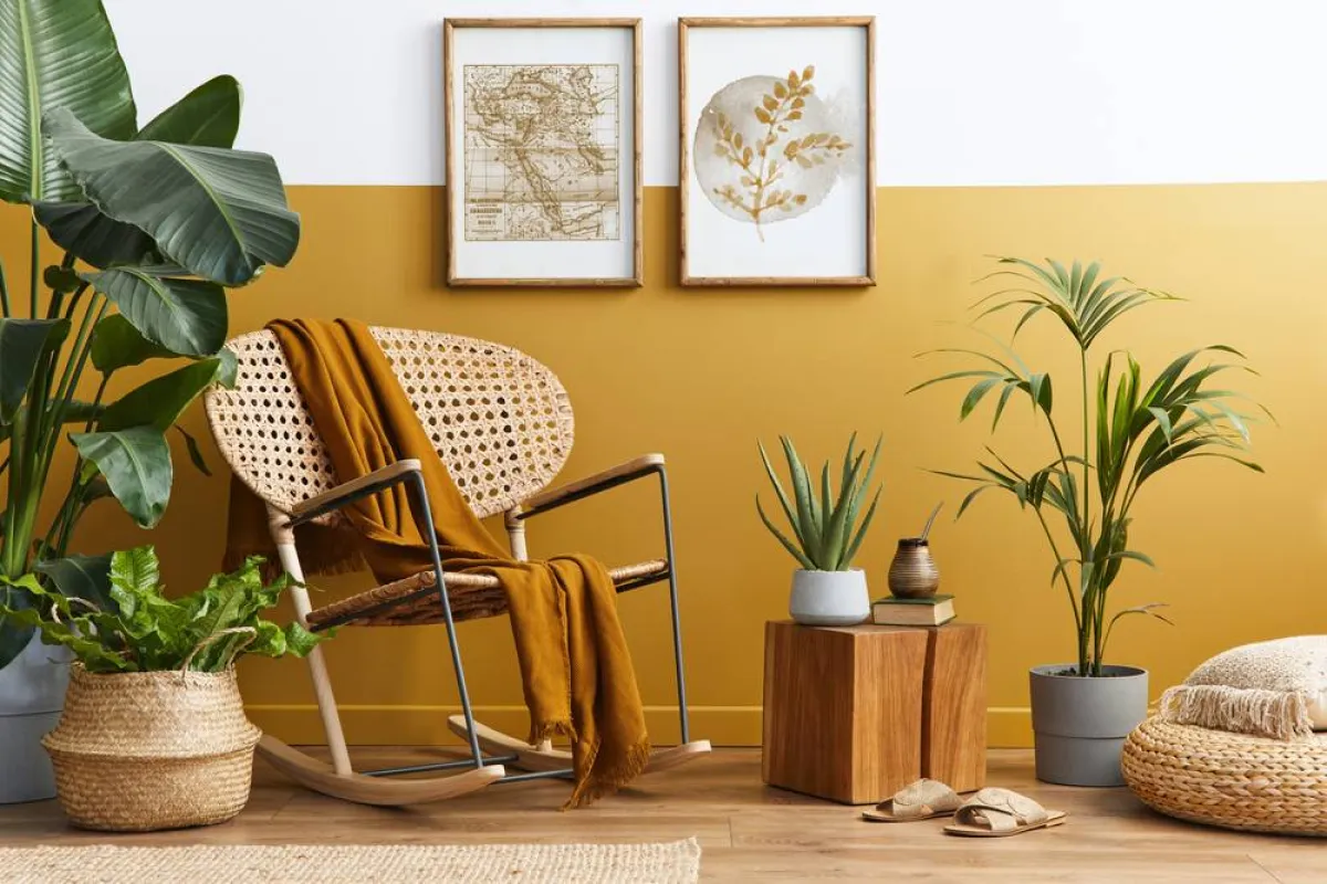 كرسي هزّاز مشغول من الروطان في بعض أجزائه يحمل طابع السبعينيّات إلى المساحة العصرية