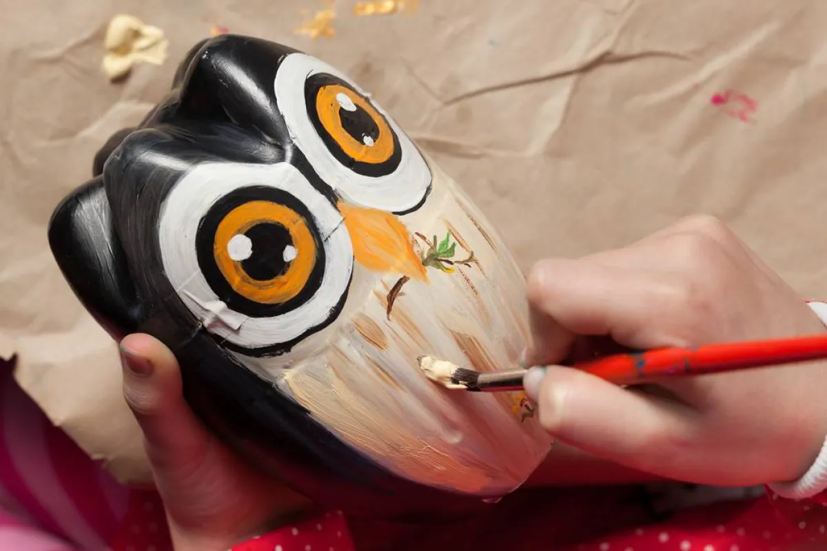 طفل يلوّن حاوية من البلاستيك