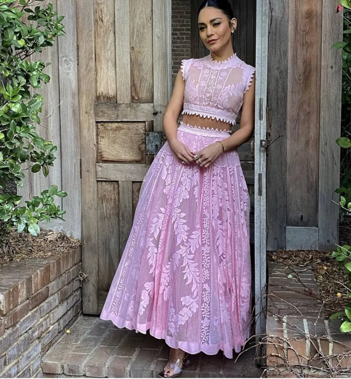 فانيسا هدجنز ترتدي تنورة وبلوزة زهرية من جمباتيستا فالي