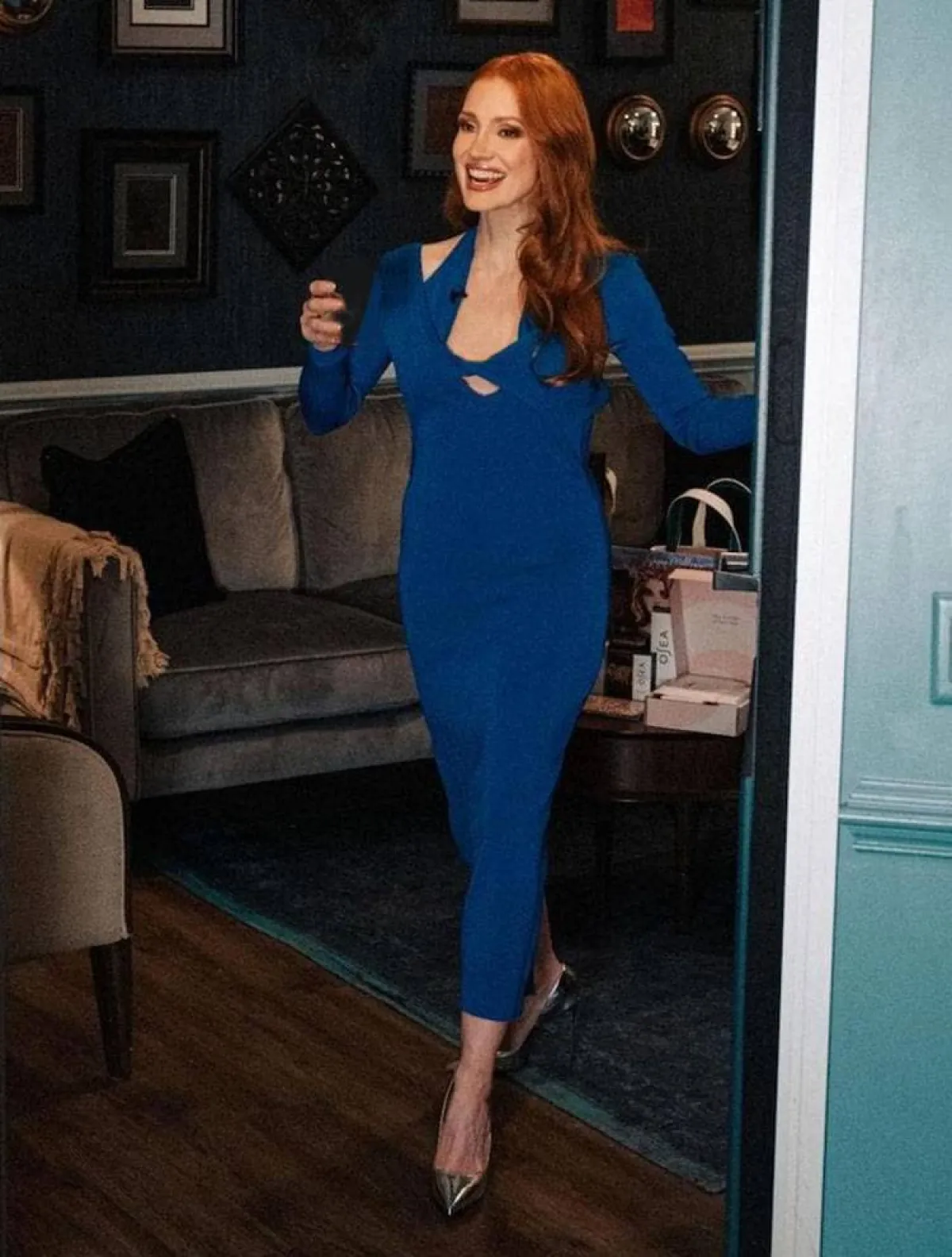  جيسيكا تشاستن ترتدي جمبسوت أزرق من مونسيه