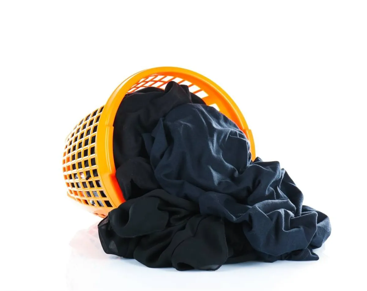 طرق تنظيف العبايات السود