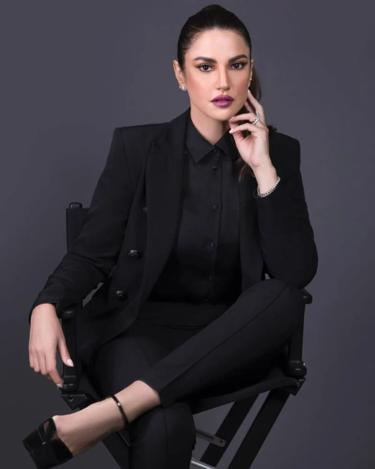 بدلة رسمية سوداء من وحي درة ببليزر أسود مع بنطلون أسود ضيق