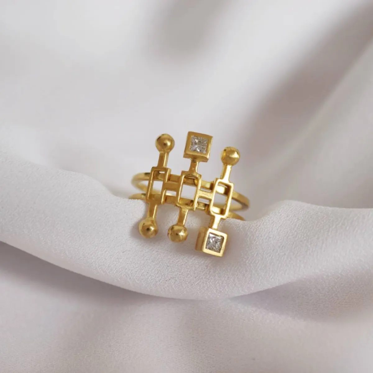 خاتم هندسي من تصميم ليليان اسماعيل