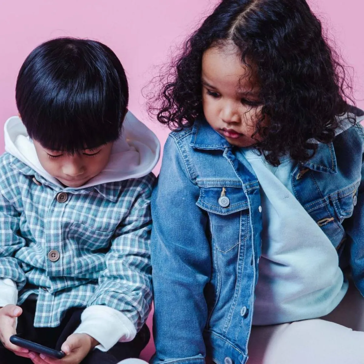 صورة لطفلين