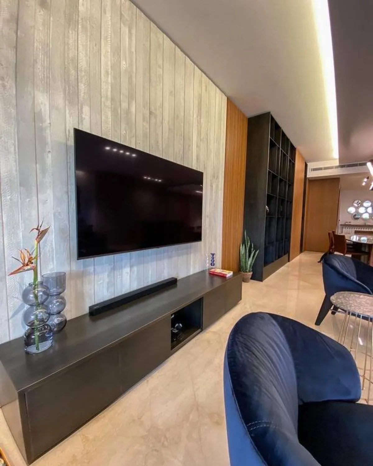 من السهل التنسيق بين الكونكريت والعناصر الأخرى في الشقّة العصريّة