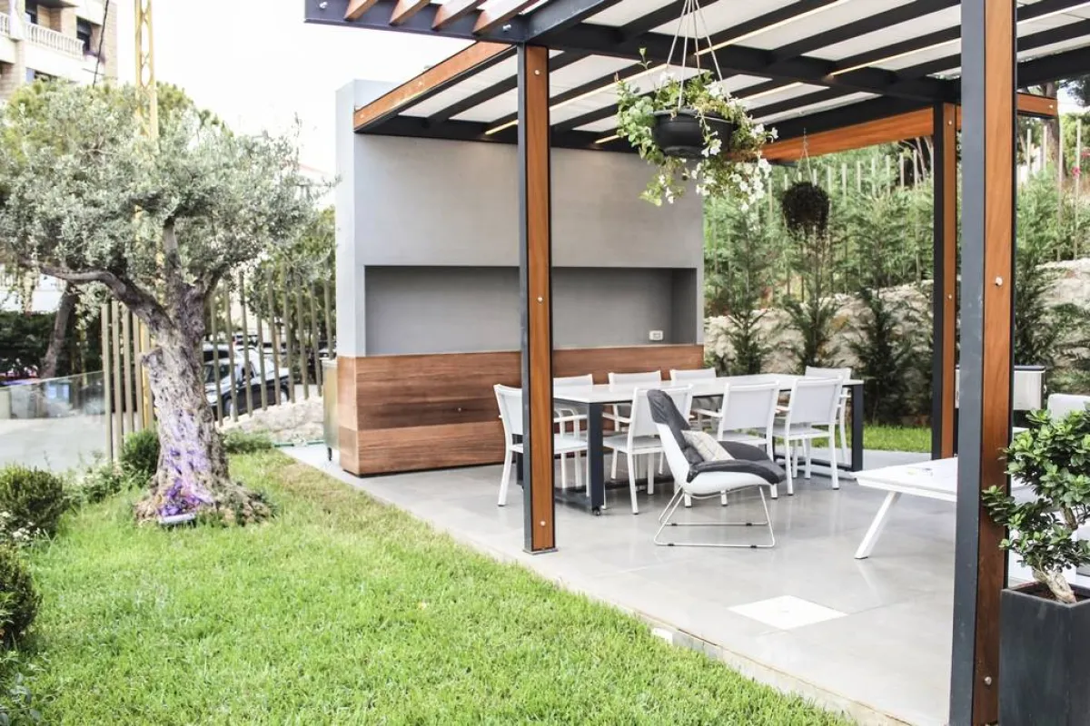 توليفة من الكونكريت والخشب الفاتح في الحديقة