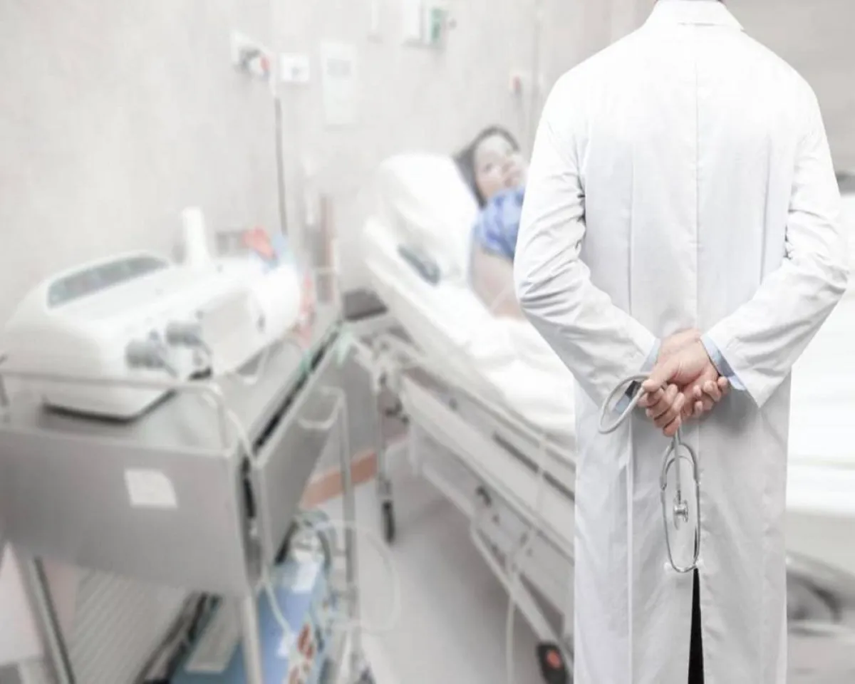 صورة لطبيب يفحص أعراض الأورام الليفية