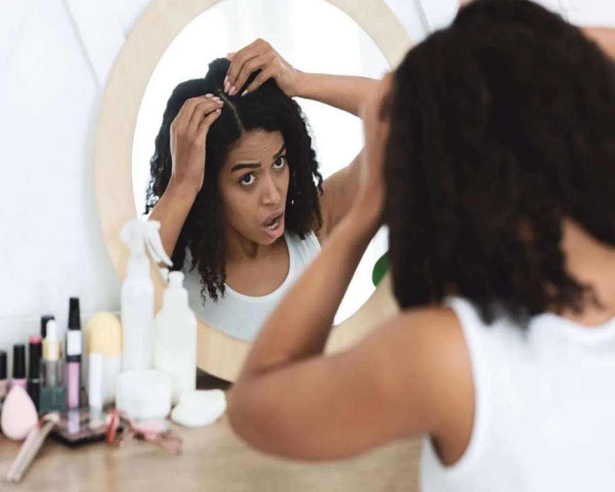 صورة لحامل تعاني من حكة فروة الرأس