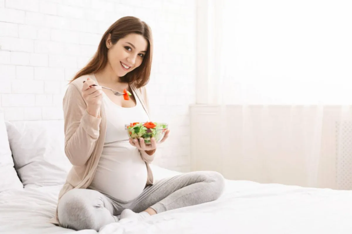 صورة لحامل تضيف ثمار عين الجمل المهروسة والنيئة لطبق السلطة