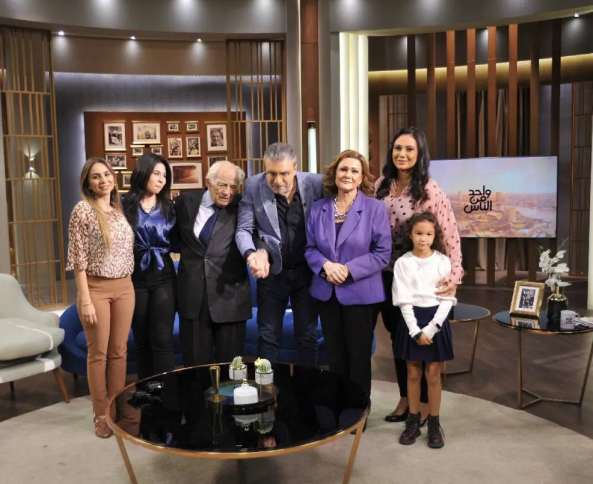 رشوان توفيق مع عائلته خلال استضافته في برنامج عمرو الليثي مع أسرته - الصورة من حساب قناة الحياة على يوتيوب