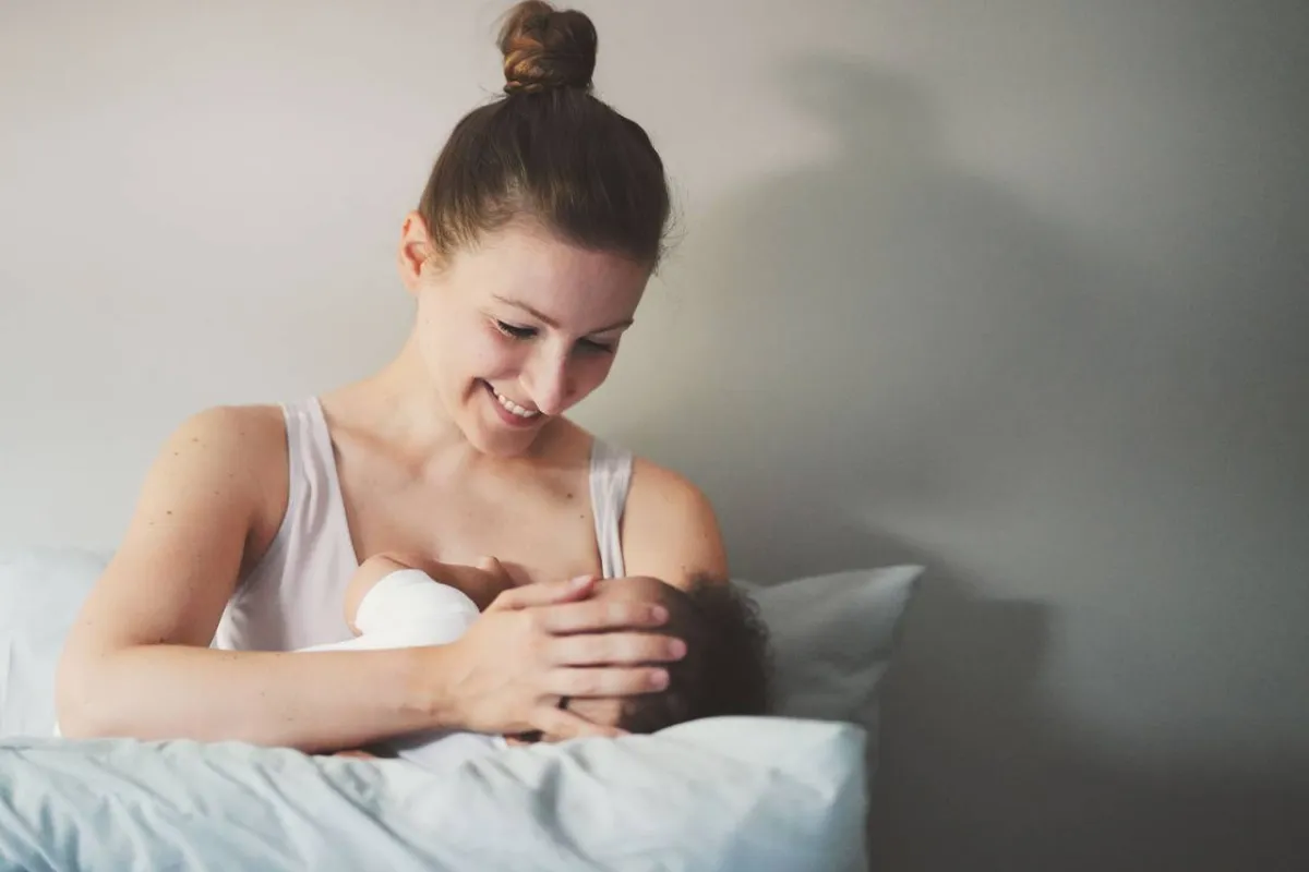 صورة لأم ترضع مولودها