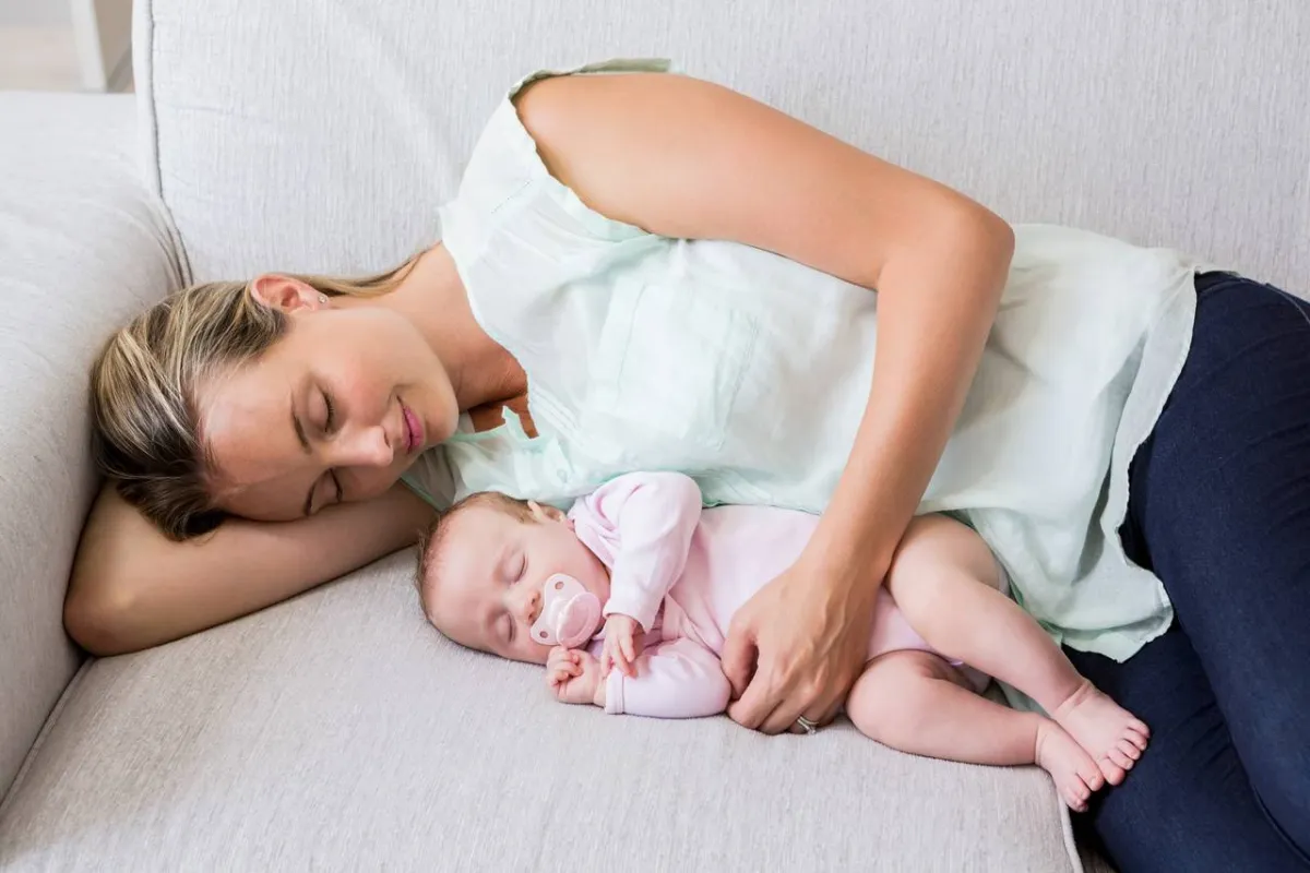 صورة لأم تنام مع طفلها