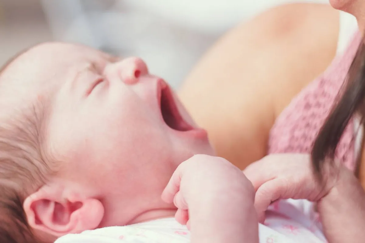 صورة لمولود يتثاءب