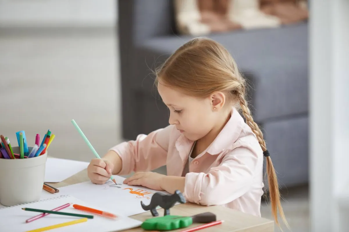 صورة لطفلة تلون رسومات الحيوانات