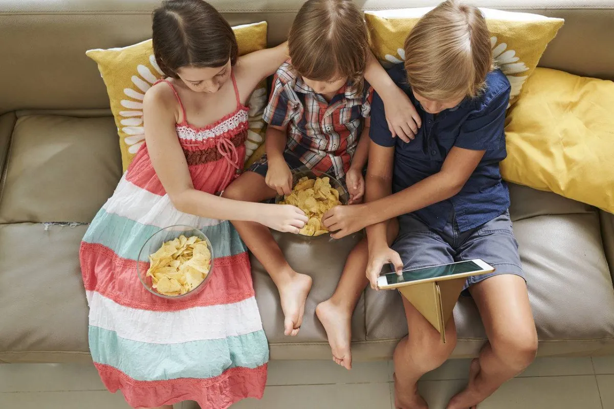 صورة لأطفال على الجهاز اللوحي