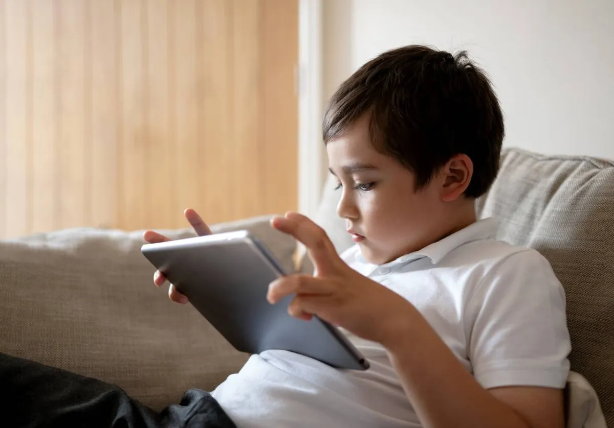 صورة لطفل منشغل بمراقبة مواد معينة