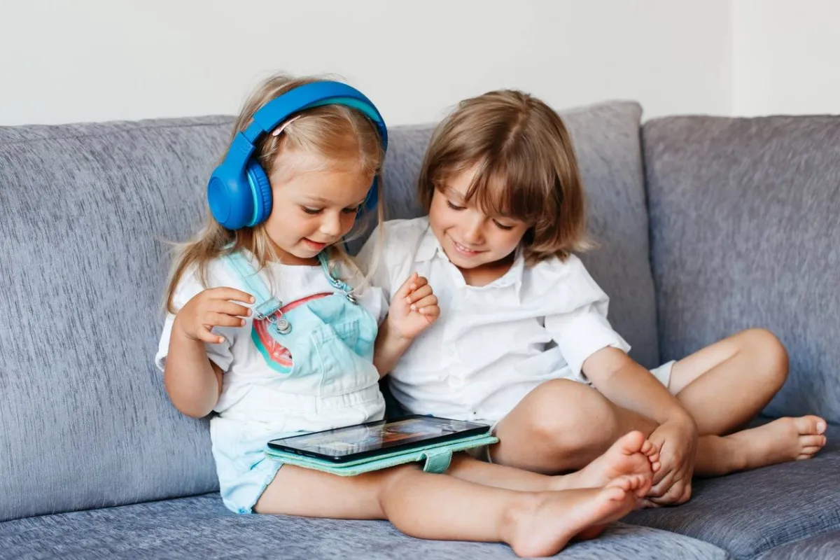 صورة لأطفال يجلسون لساعات وراء الشاشة