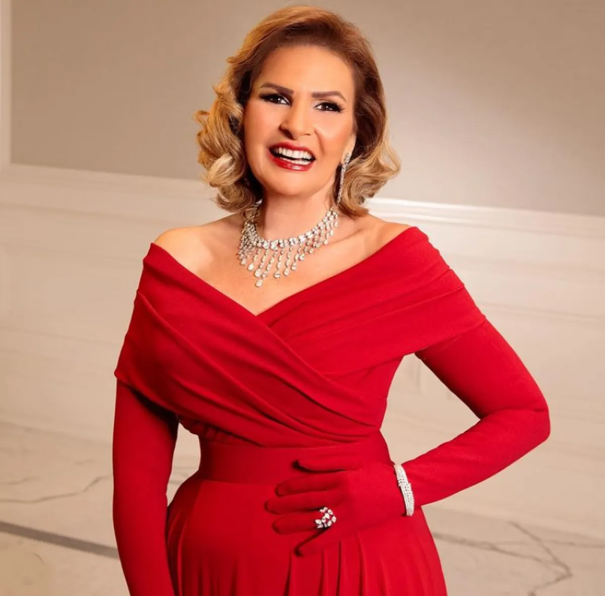 يسرا ترتدي فستاناً أحمر للمصممة زينة زكي