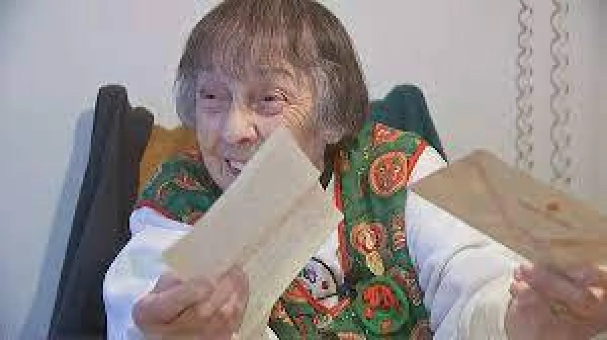 انجلينا وبيدها الرسالة