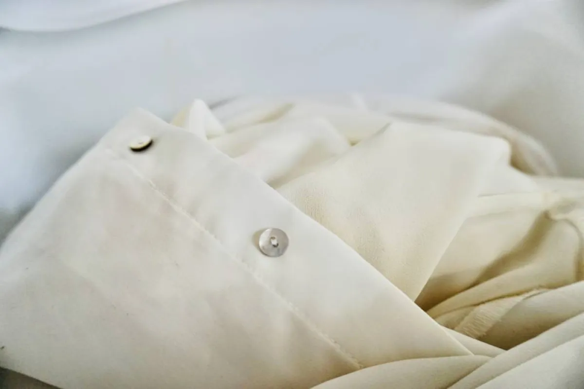 إزالة البقع الصفراء من الملابس البيضاء 