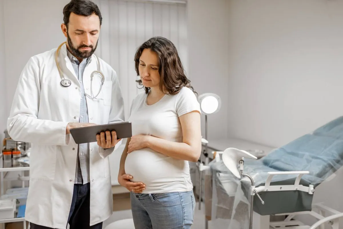 صورة للحامل مع الطبيب