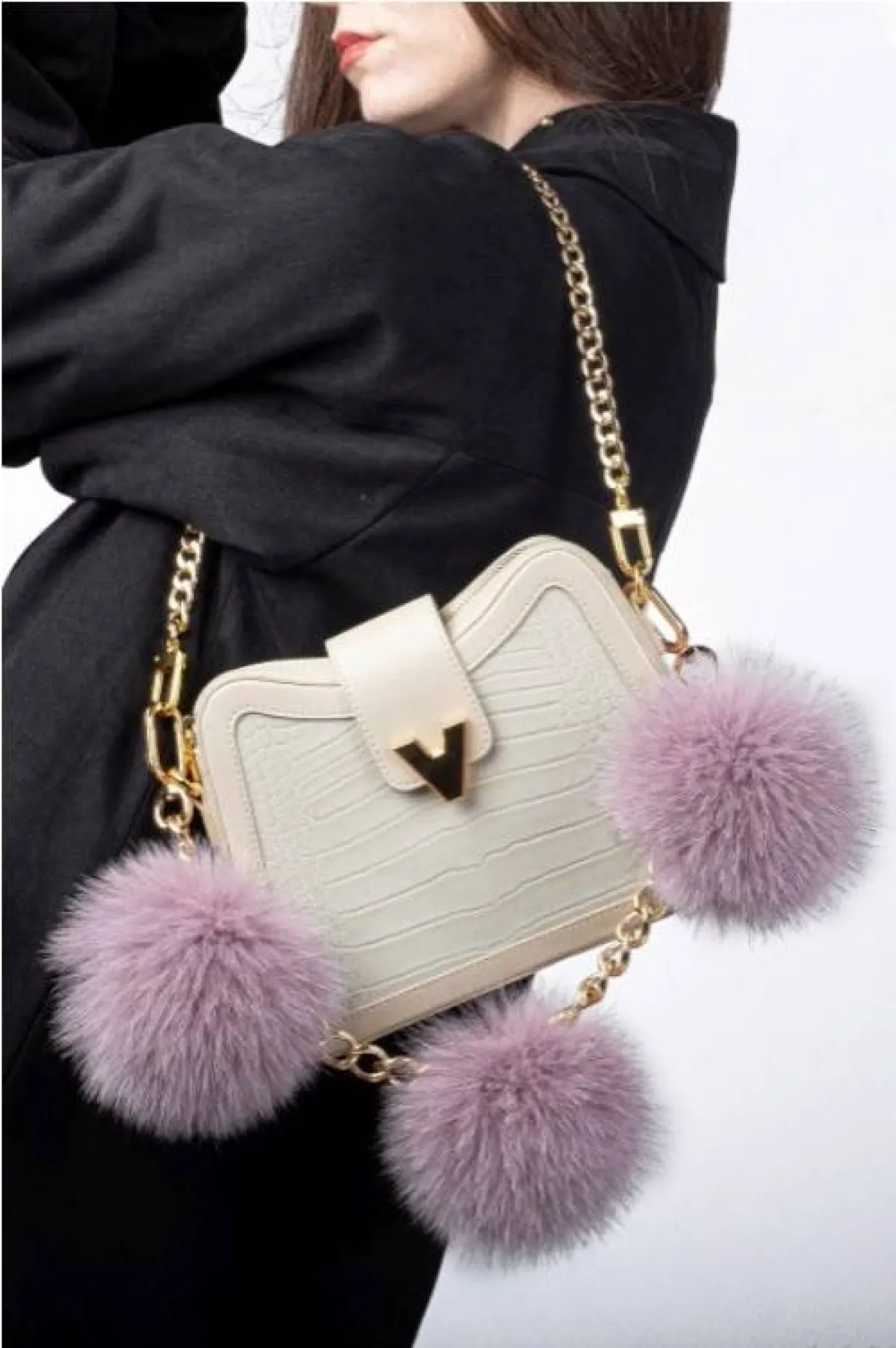 حقيبة مع كرات من الفرو  من فيفيان هو  Vivienne Hu