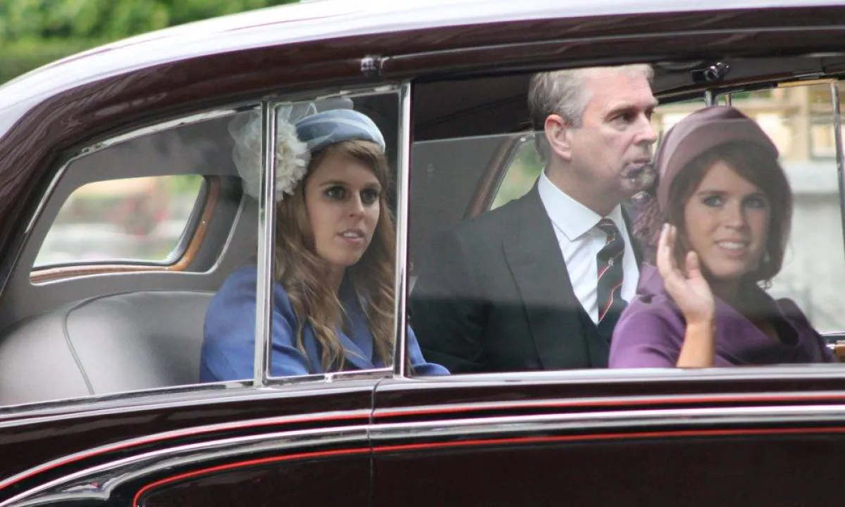 الأميرتان يوجيني وبياتريس مع والدهما- الصورة من موقع Royal Central