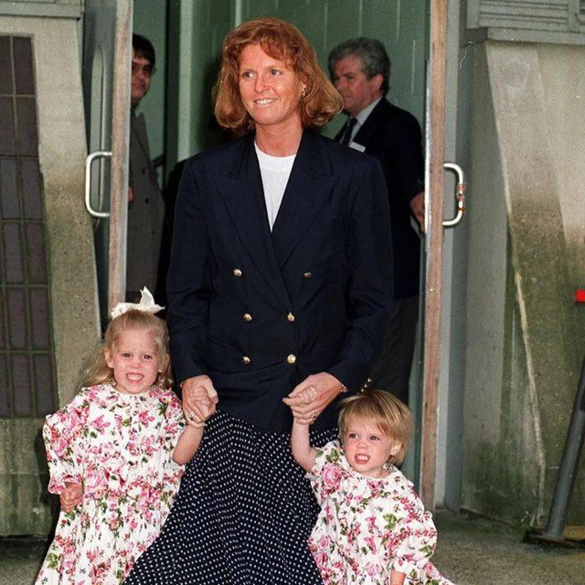 الأميرتان يوجيني وبياتريس مع والدتهما سارة فيرغسون- الصورة من حساب الأميرة يوجيني على إنستغرام