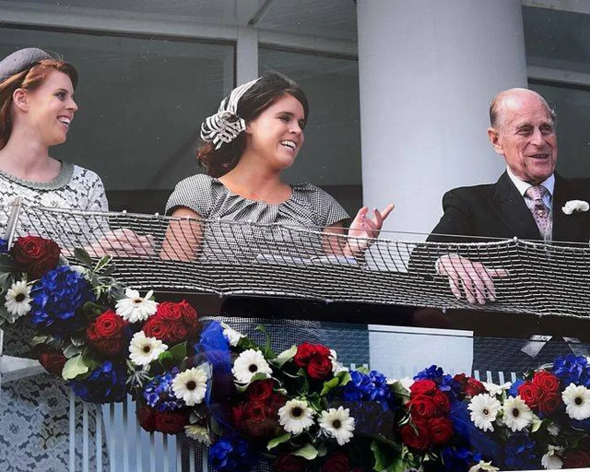 الأميرتان يوجيني وبياتريس مع جدهما الأمير الراحل فيليب- الصورة من حساب الأميرة يوجيني على إنستغرام