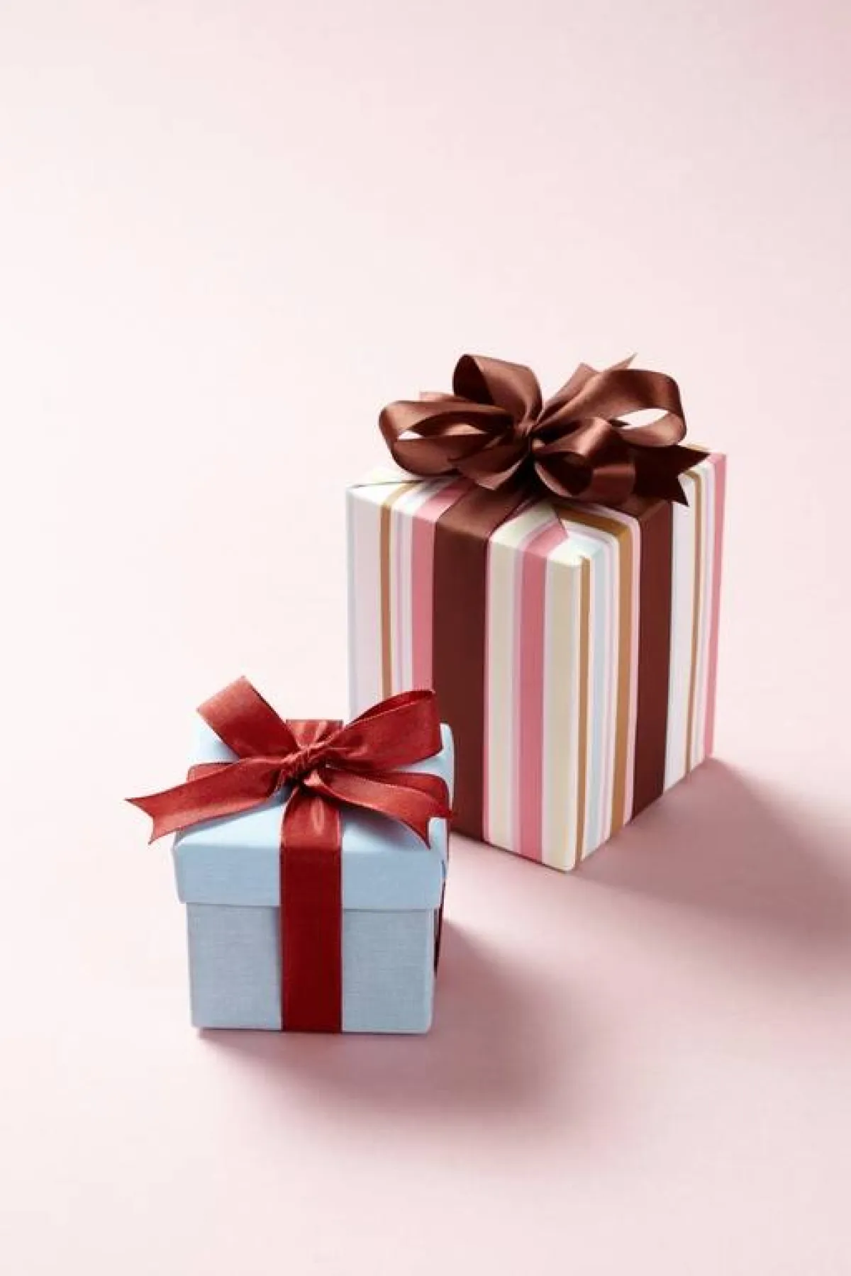 على الداعي أن  يقوم في اليوم التالي للمناسبة، بالاتصال بالمدعوين لشكرهم على الهدايا المُقدمة