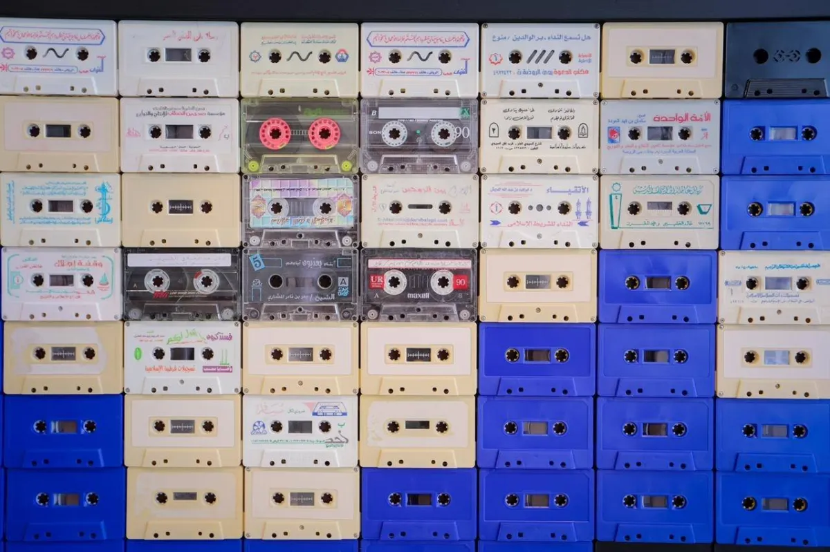 شرائط الكاسيت لرسم خريطة العالم - الصورة من حساب بينالي الدرعية