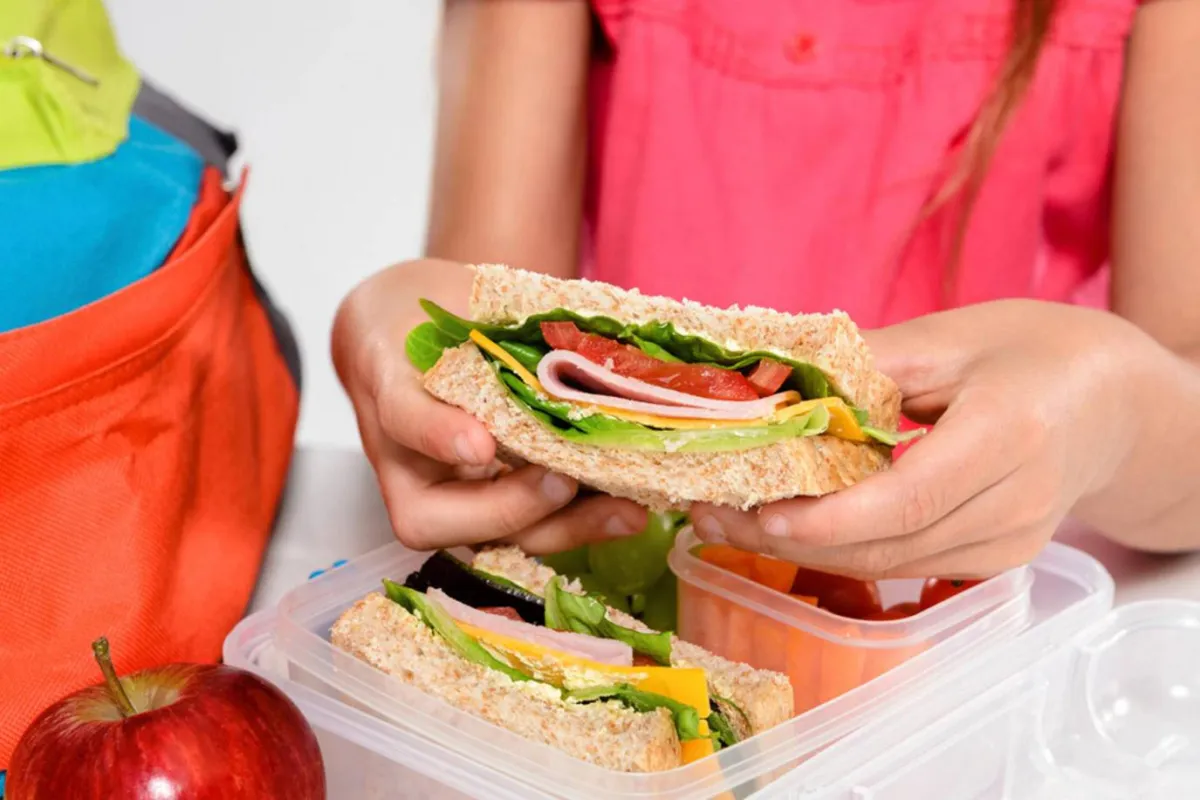 صورة لطفل وساندوتش