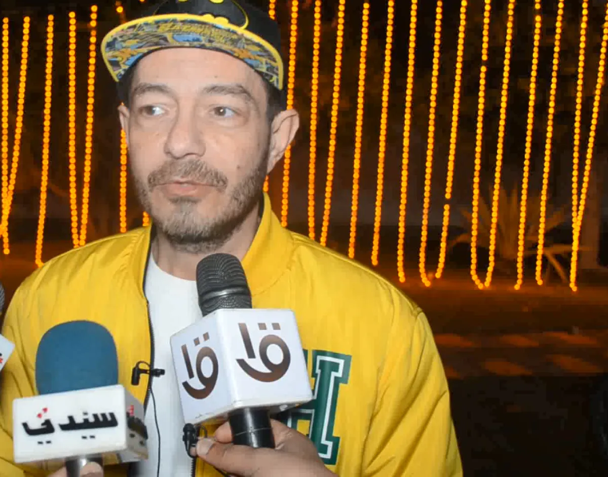 الفنان أحمد زاهر خلال لقائه مع سيدتي - الصورة خاصة بسيدتي