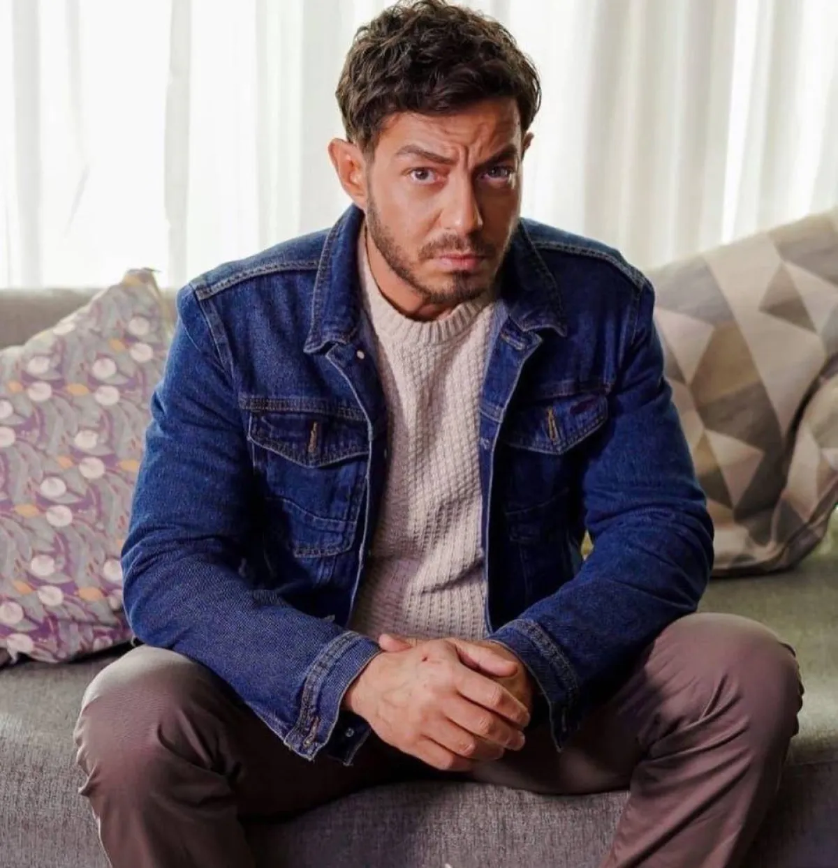 الفنان أحمد زاهر في كواليس تصوير مسلسل سوشيال - الصورة من حسابه على انستغرام