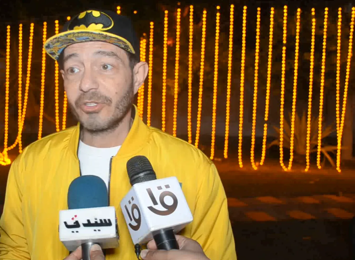 الفنان أحمد زاهر خلال لقائه مع سيدتي - الصورة خاصة بسيدتي