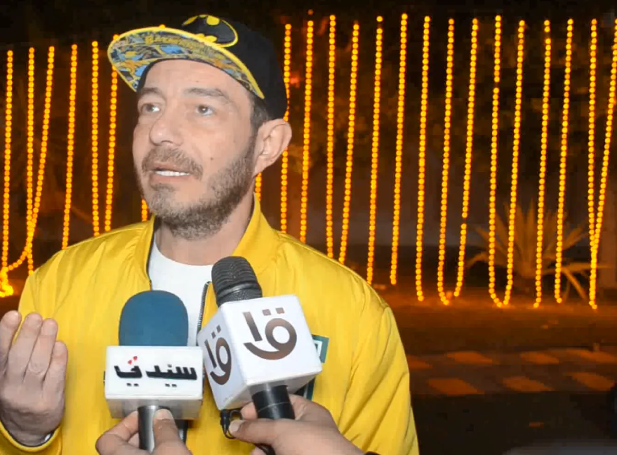 الفنان أحمد زاهر خلال لقائه مع سيدتي - الصورة خاصة بسيدتي