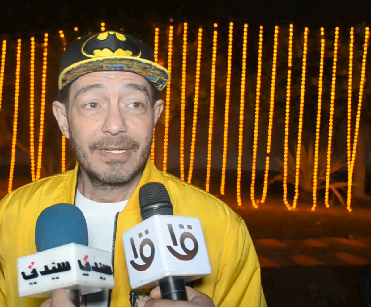 الفنان أحمد زاهر خلال لقائه مع سيدتي - الصورة خاصة بسيدتي