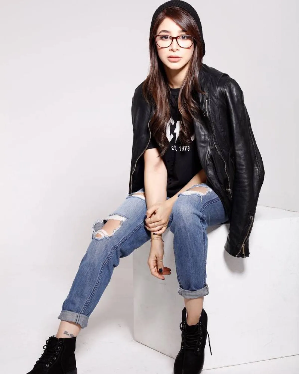 أسيل عمران بإطلالة كاجوال باللون الأسود 