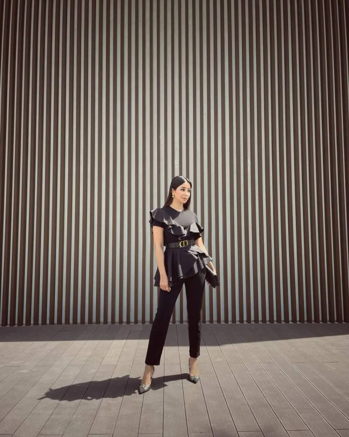 أسيل عمران بإطلالة كلاسيكية باللون الأسود  