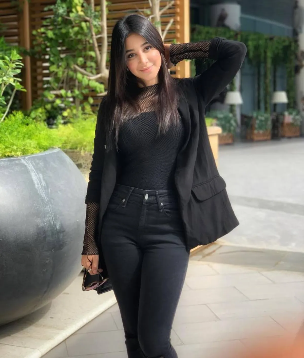 أسيل عمران بإطلالة رسمية باللون الأسود  