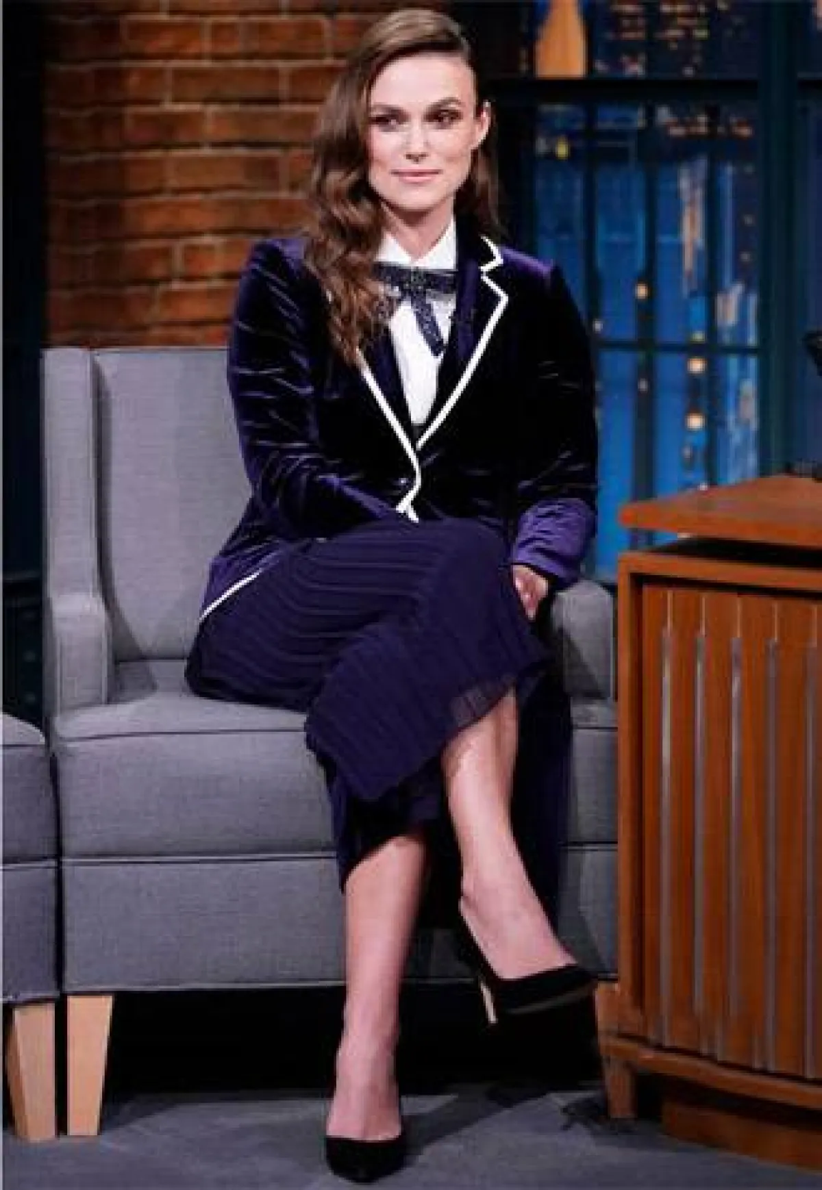 كيرا نايتلي ترتدي بدلة باللونين الأسود مع الأبيض 