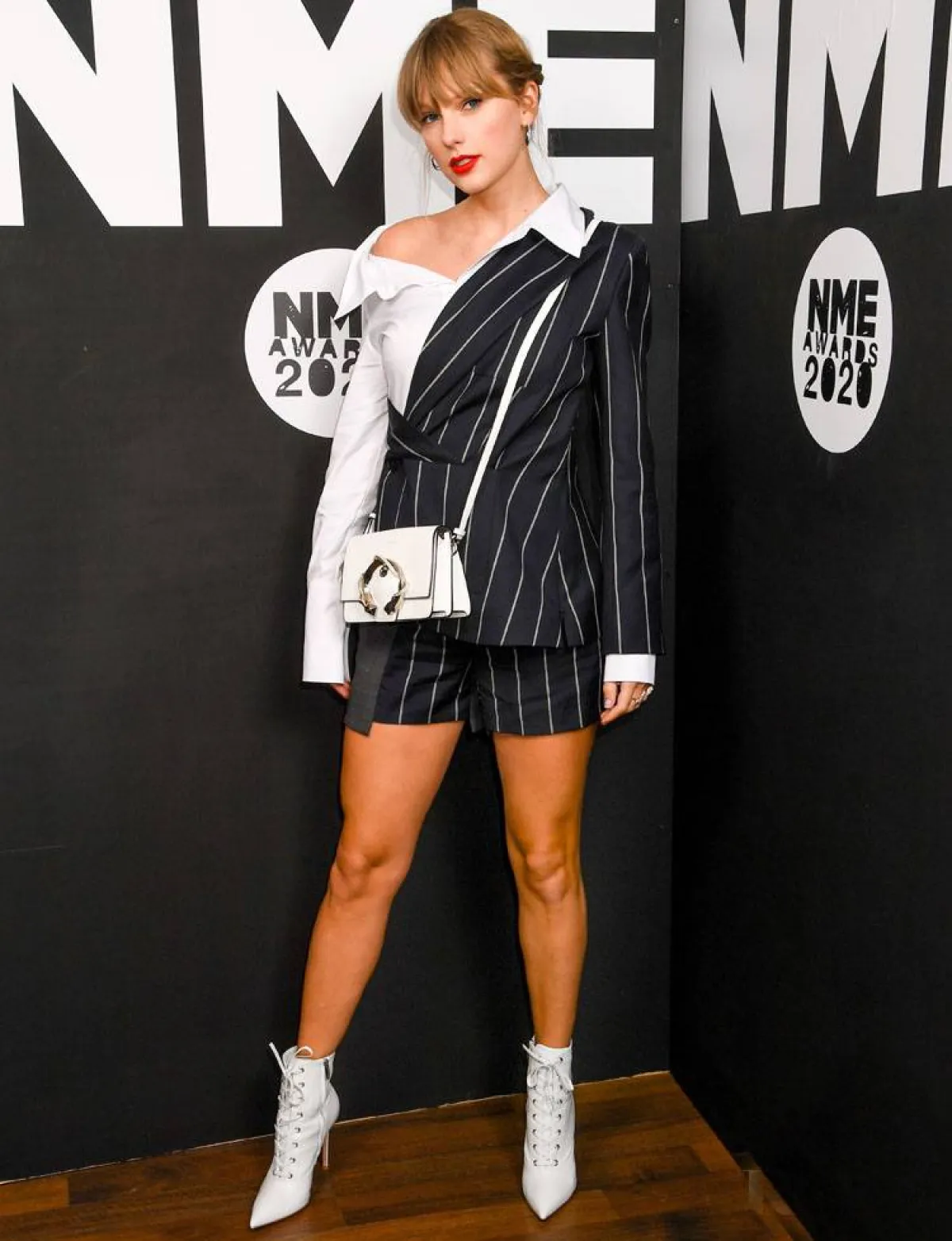 تايلور سويفت ترتدي سترة على شكل قميص من مونسيه