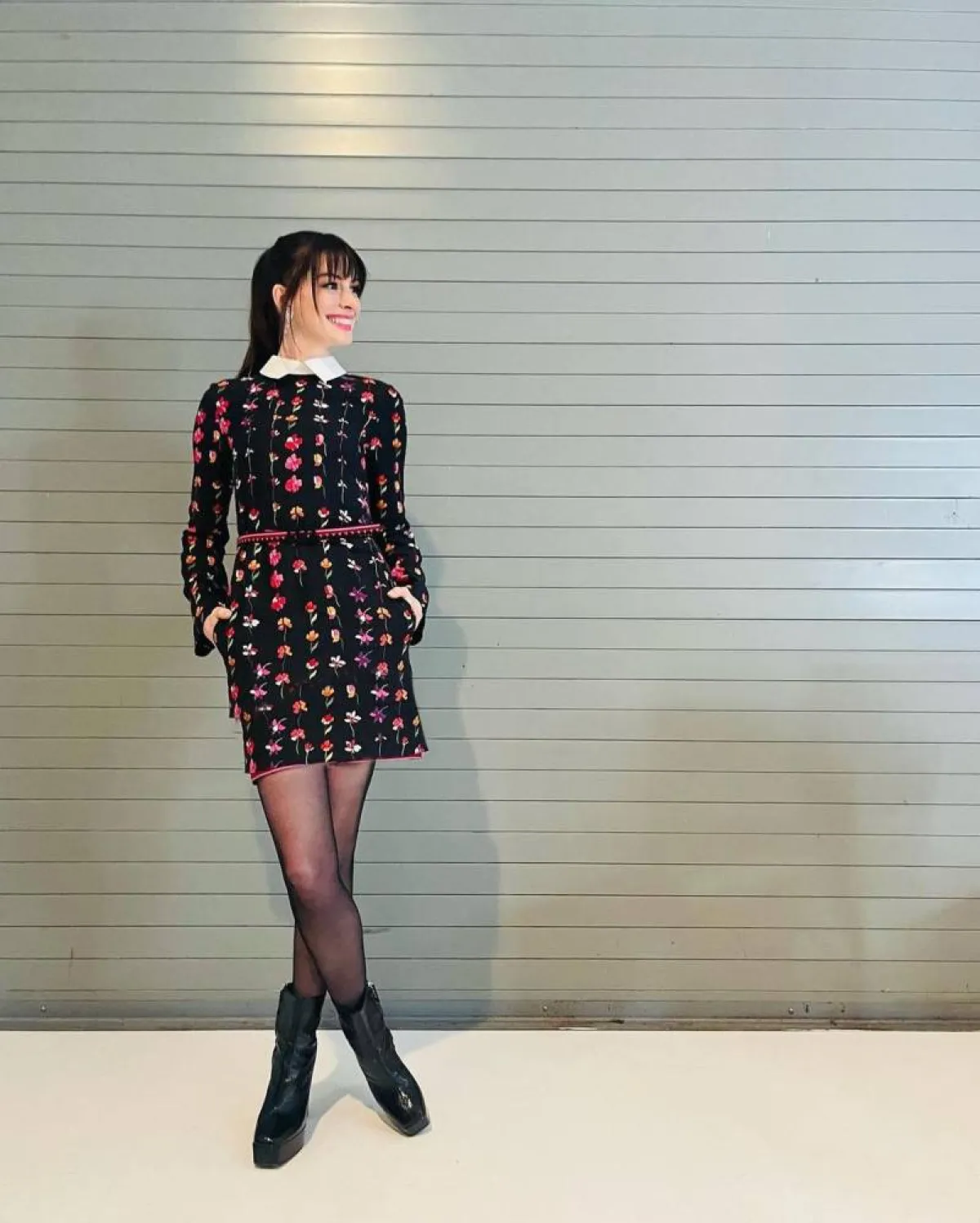 آن هاثواي ترتدي بلاي سوت مطرز بالزهور 