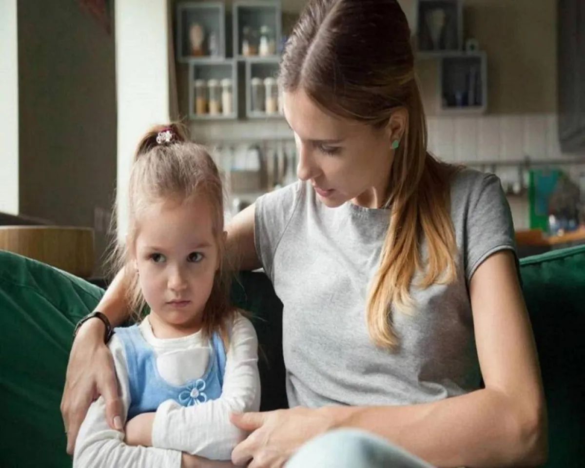 صورة لأم تتحدث مع طفلتها