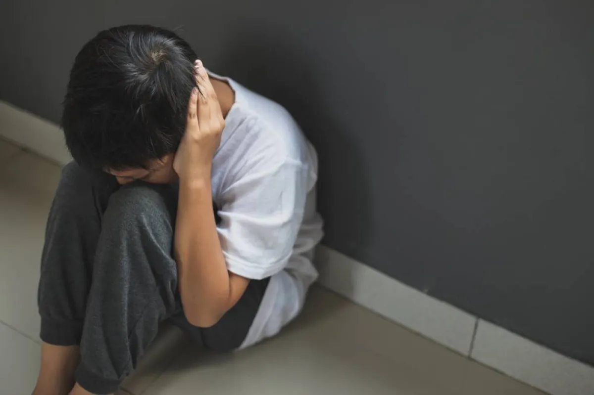 صورة لطفل خائف من ضوضاء أو صوت مرعب