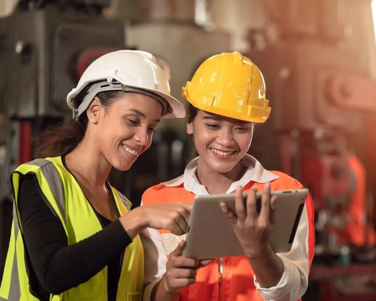 صورة لفتاتين مهندستين ي مكان العمل