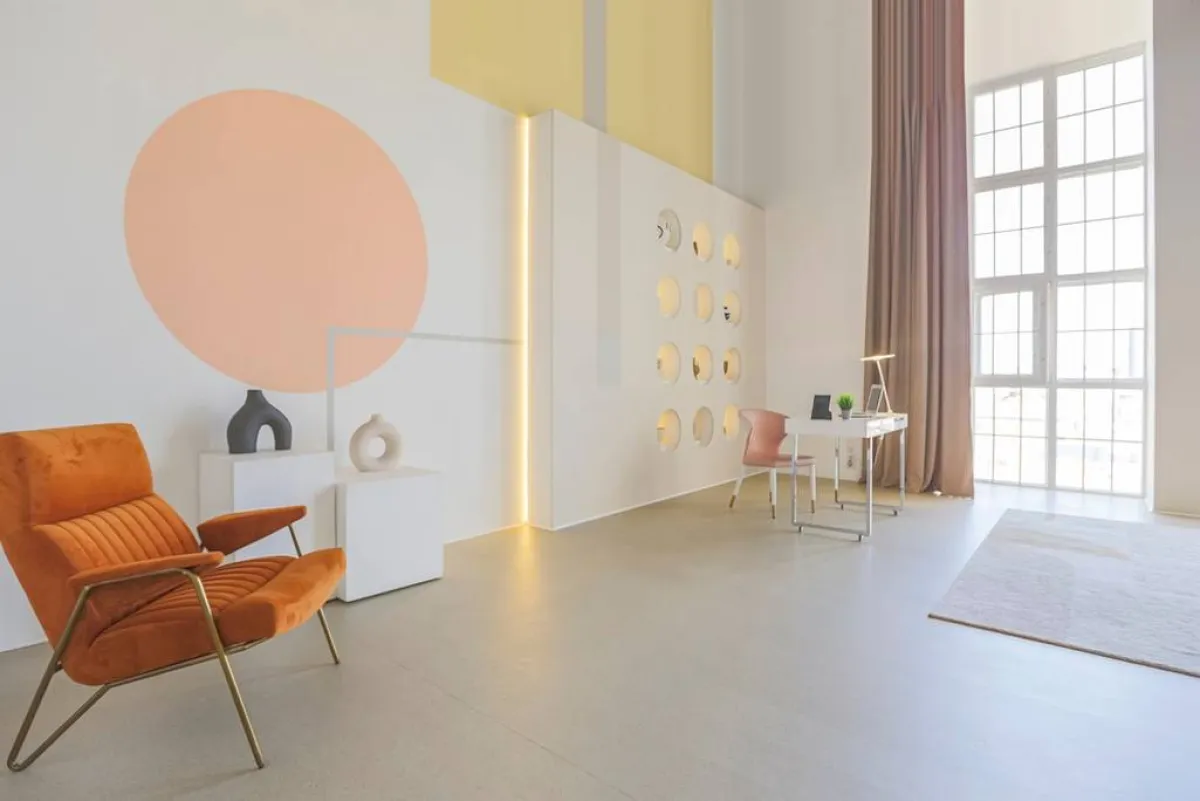 من الهامّ توزيع المفروشات، بصورة تفيد من نور الشمس