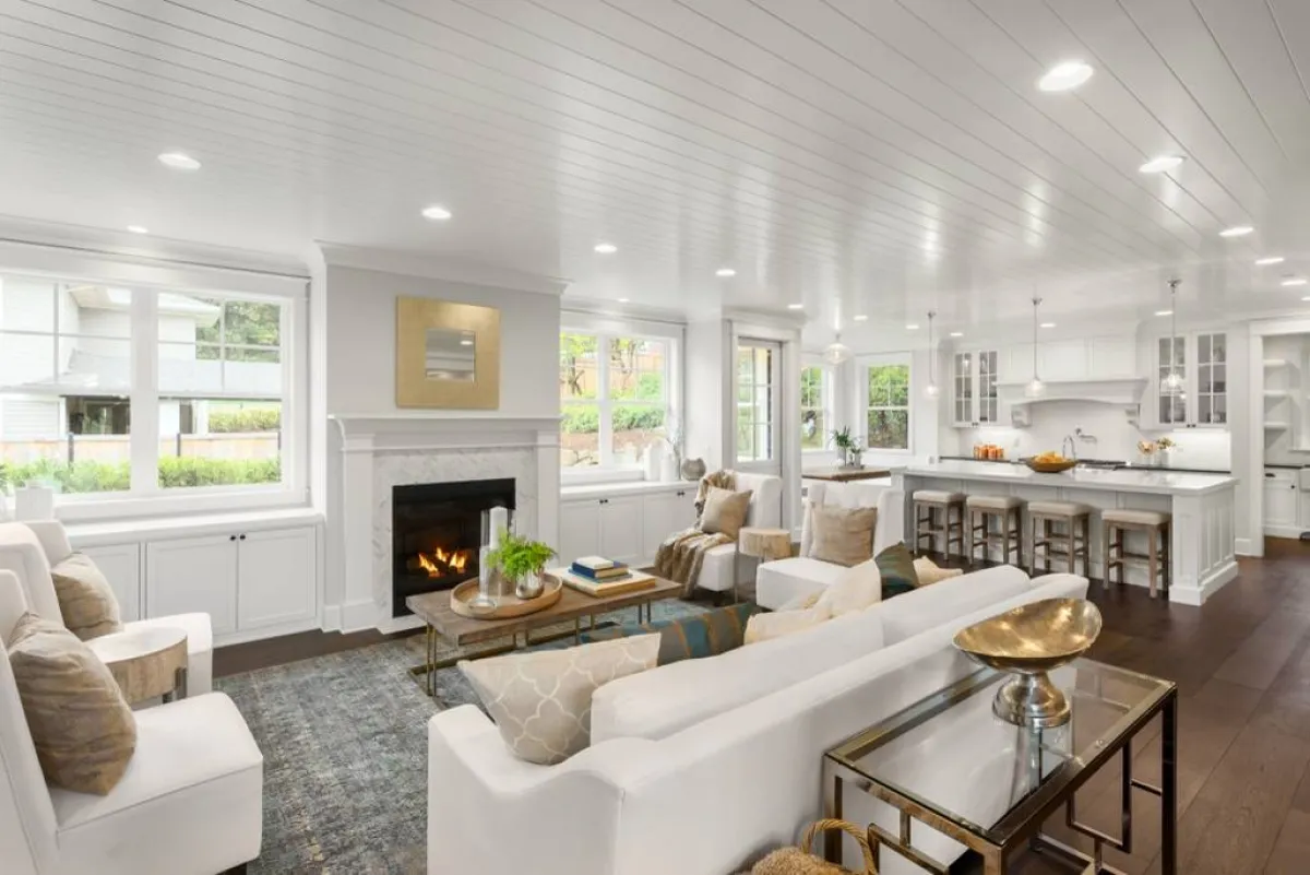 مهما كانت الصالة المفتوحة أركانها على بعضها البعض فسيحة، لا بدّ من اختيار نوع البلاط عينه للأرضيّات